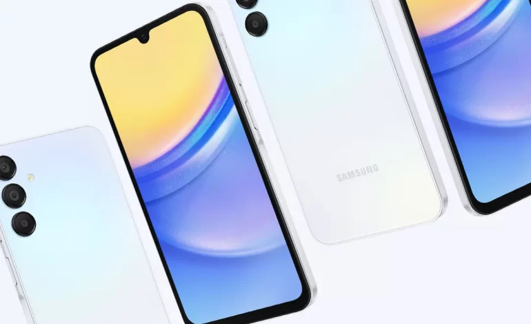 alt+imagem de 4 celulares na cor branco perola onde duas imagens tem a parte frontal do galaxy A15 5G com um papel de parede e as outras duas mostram as costas com 3 cameras e na parte inferior a escrita da logo samsung em cinza claro